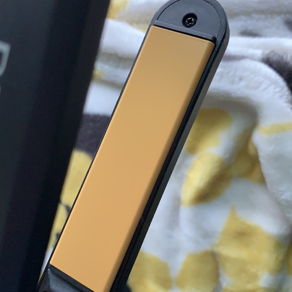 EUC Revlon Straightener - Picture 5 of 5